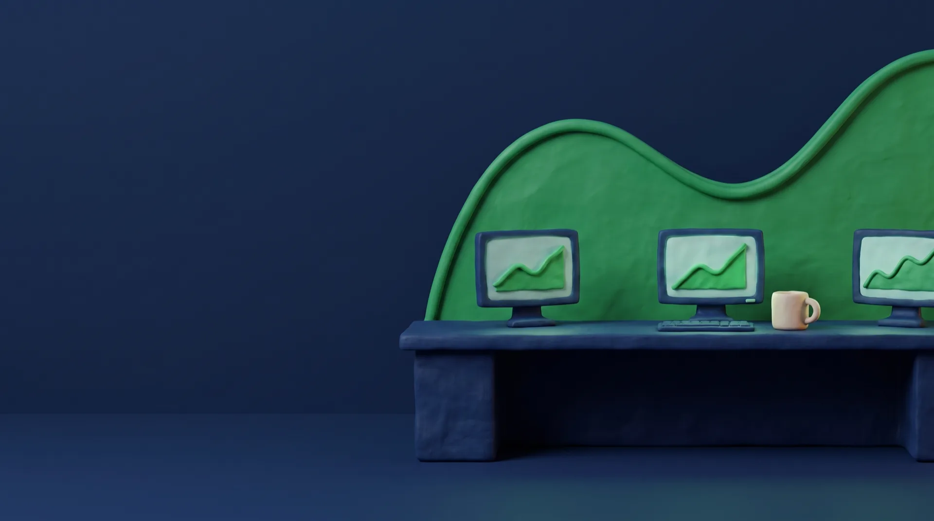 Scrivania in plastilina con tre monitor accesi e una grande curva verde sulla parete navy